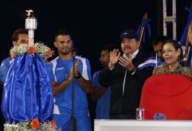 Presidente Daniel recibe de la selección nicaragüense de fútbol la Antorcha de la Independencia y la Unidad Centroamericana