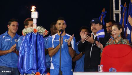 Presidente Daniel recibe de la selección nicaragüense de fútbol la Antorcha de la Independencia y la Unidad Centroamericana