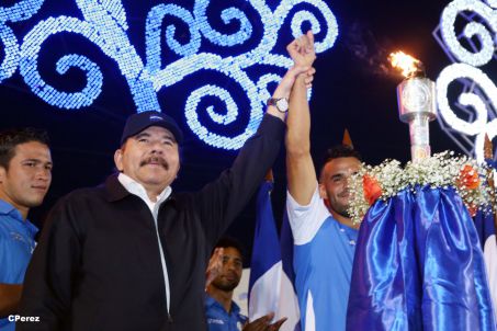 Presidente Daniel recibe de la selección nicaragüense de fútbol la Antorcha de la Independencia y la Unidad Centroamericana
