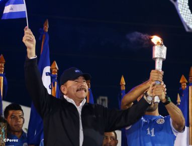 Presidente Daniel recibe de la selección nicaragüense de fútbol la Antorcha de la Independencia y la Unidad Centroamericana