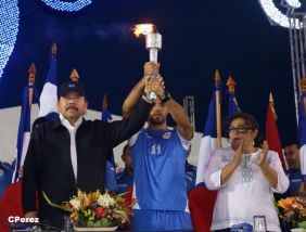 Presidente Daniel recibe de la selección nicaragüense de fútbol la Antorcha de la Independencia y la Unidad Centroamericana