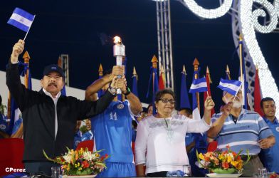 Presidente Daniel recibe de la selección nicaragüense de fútbol la Antorcha de la Independencia y la Unidad Centroamericana