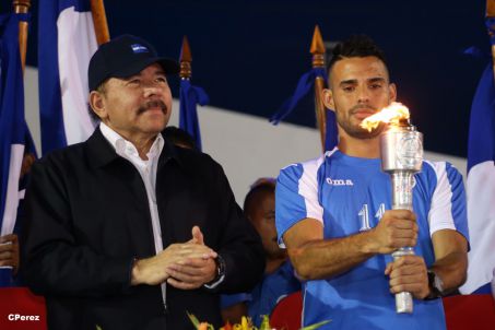 Presidente Daniel recibe de la selección nicaragüense de fútbol la Antorcha de la Independencia y la Unidad Centroamericana