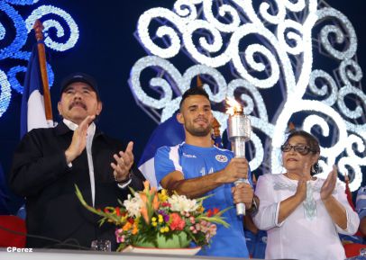 Presidente Daniel recibe de la selección nicaragüense de fútbol la Antorcha de la Independencia y la Unidad Centroamericana