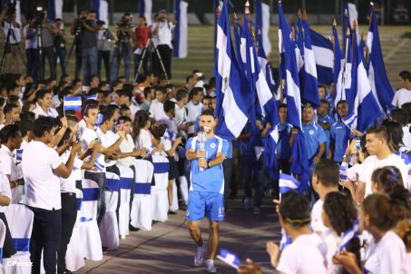 Presidente Daniel recibe de la selección nicaragüense de fútbol la Antorcha de la Independencia y la Unidad Centroamericana