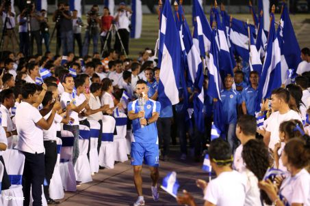 Presidente Daniel recibe de la selección nicaragüense de fútbol la Antorcha de la Independencia y la Unidad Centroamericana