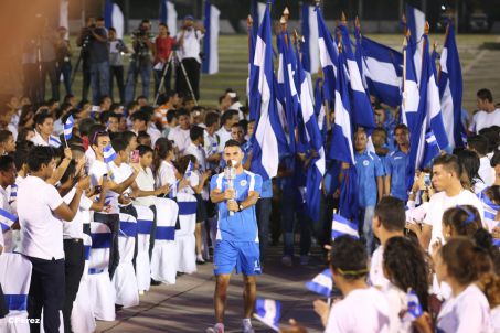 Presidente Daniel recibe de la selección nicaragüense de fútbol la Antorcha de la Independencia y la Unidad Centroamericana
