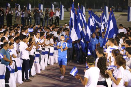 Presidente Daniel recibe de la selección nicaragüense de fútbol la Antorcha de la Independencia y la Unidad Centroamericana