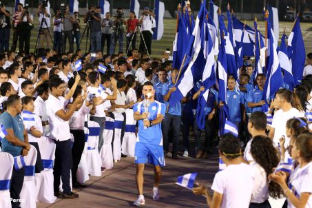 Presidente Daniel recibe de la selección nicaragüense de fútbol la Antorcha de la Independencia y la Unidad Centroamericana