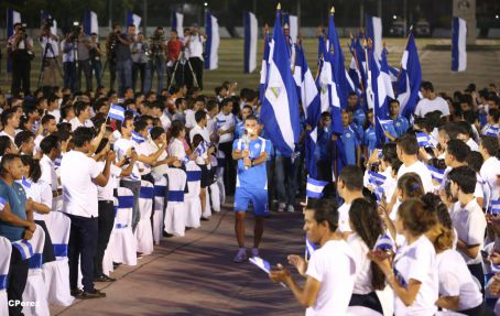 Presidente Daniel recibe de la selección nicaragüense de fútbol la Antorcha de la Independencia y la Unidad Centroamericana