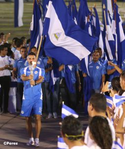 Presidente Daniel recibe de la selección nicaragüense de fútbol la Antorcha de la Independencia y la Unidad Centroamericana