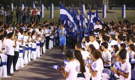 Presidente Daniel recibe de la selección nicaragüense de fútbol la Antorcha de la Independencia y la Unidad Centroamericana