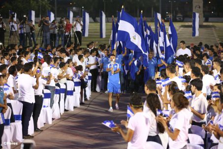 Presidente Daniel recibe de la selección nicaragüense de fútbol la Antorcha de la Independencia y la Unidad Centroamericana