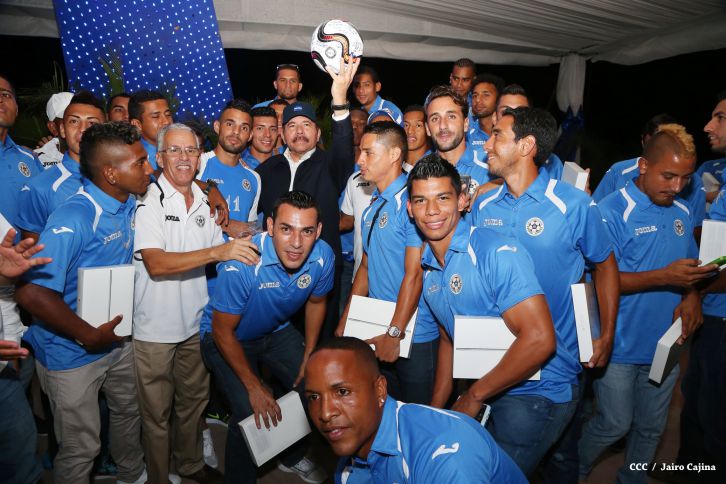 Presidente Daniel recibe de la selección nicaragüense de fútbol la Antorcha de la Independencia y la Unidad Centroamericana