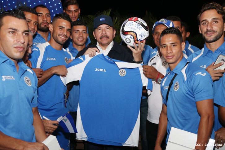 Presidente Daniel recibe de la selección nicaragüense de fútbol la Antorcha de la Independencia y la Unidad Centroamericana