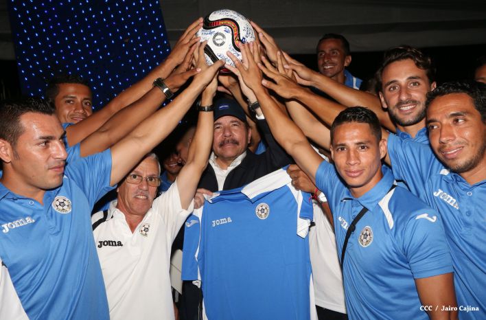 Presidente Daniel recibe de la selección nicaragüense de fútbol la Antorcha de la Independencia y la Unidad Centroamericana