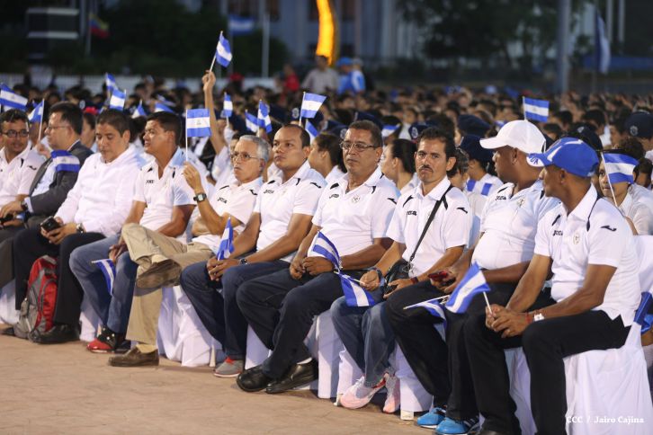 Presidente Daniel recibe de la selección nicaragüense de fútbol la Antorcha de la Independencia y la Unidad Centroamericana