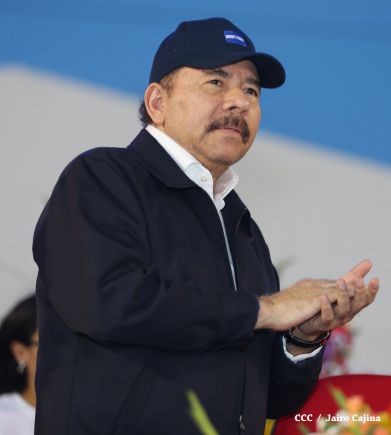Presidente Daniel recibe de la selección nicaragüense de fútbol la Antorcha de la Independencia y la Unidad Centroamericana