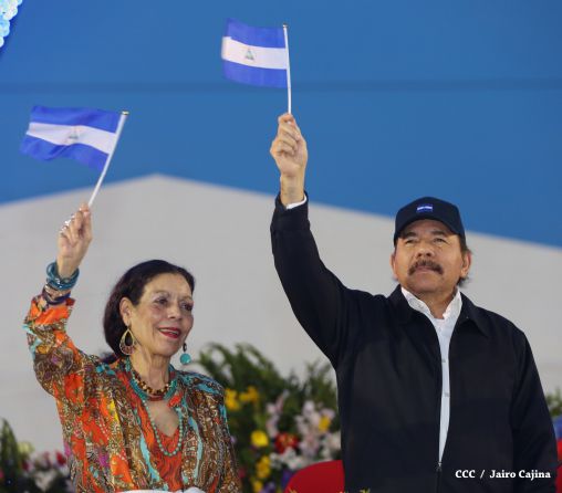 Presidente Daniel recibe de la selección nicaragüense de fútbol la Antorcha de la Independencia y la Unidad Centroamericana