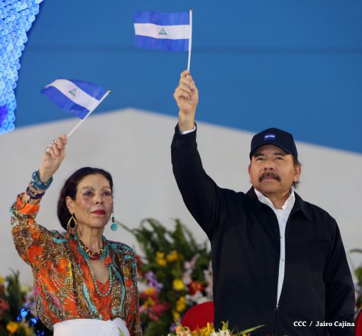 Presidente Daniel recibe de la selección nicaragüense de fútbol la Antorcha de la Independencia y la Unidad Centroamericana