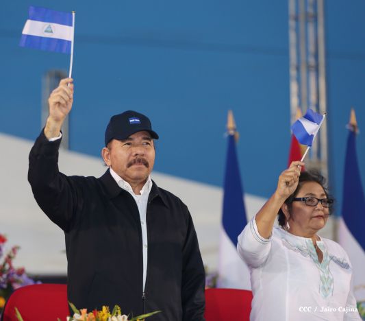 Presidente Daniel recibe de la selección nicaragüense de fútbol la Antorcha de la Independencia y la Unidad Centroamericana