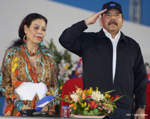 Presidente Daniel recibe de la selección nicaragüense de fútbol la Antorcha de la Independencia y la Unidad Centroamericana