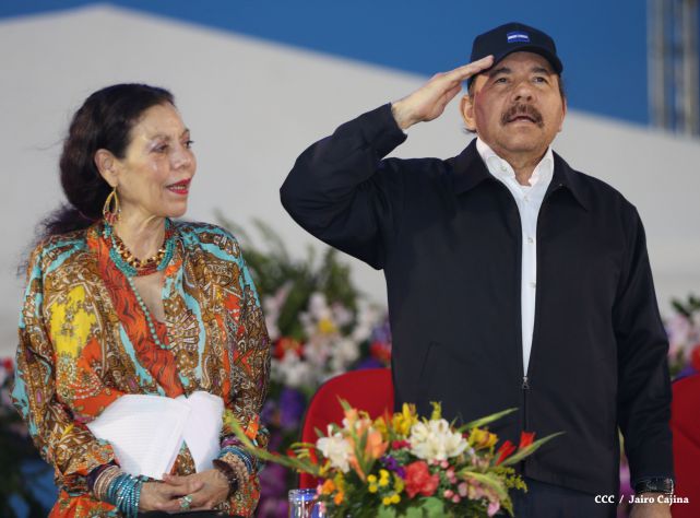 Presidente Daniel recibe de la selección nicaragüense de fútbol la Antorcha de la Independencia y la Unidad Centroamericana