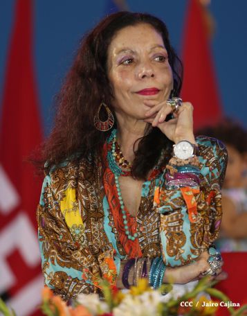 Presidente Daniel recibe de la selección nicaragüense de fútbol la Antorcha de la Independencia y la Unidad Centroamericana