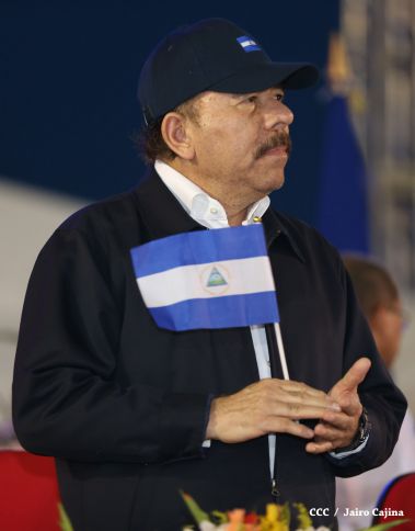 Presidente Daniel recibe de la selección nicaragüense de fútbol la Antorcha de la Independencia y la Unidad Centroamericana