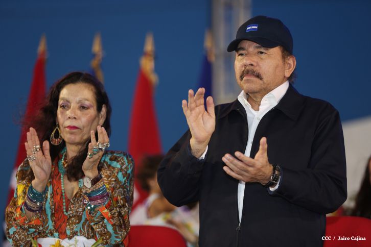 Presidente Daniel recibe de la selección nicaragüense de fútbol la Antorcha de la Independencia y la Unidad Centroamericana