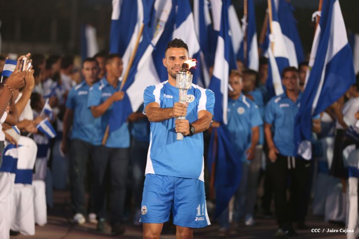 Presidente Daniel recibe de la selección nicaragüense de fútbol la Antorcha de la Independencia y la Unidad Centroamericana