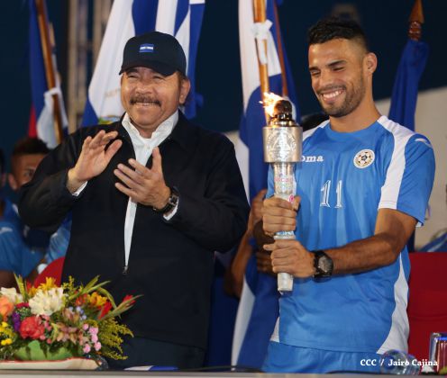 Presidente Daniel recibe de la selección nicaragüense de fútbol la Antorcha de la Independencia y la Unidad Centroamericana