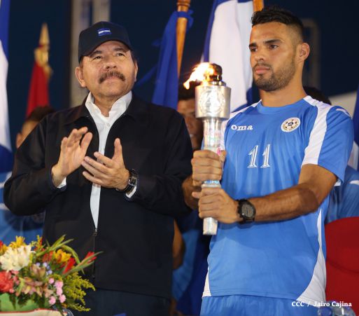 Presidente Daniel recibe de la selección nicaragüense de fútbol la Antorcha de la Independencia y la Unidad Centroamericana
