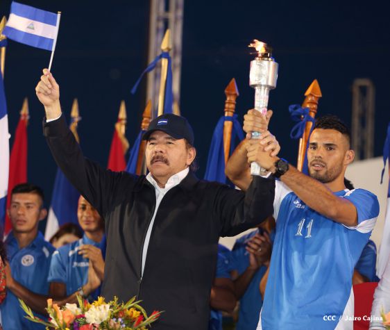 Presidente Daniel recibe de la selección nicaragüense de fútbol la Antorcha de la Independencia y la Unidad Centroamericana