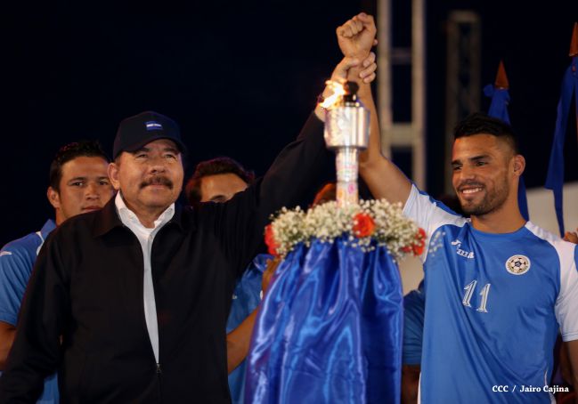 Presidente Daniel recibe de la selección nicaragüense de fútbol la Antorcha de la Independencia y la Unidad Centroamericana