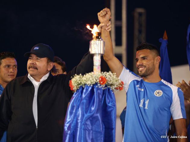 Presidente Daniel recibe de la selección nicaragüense de fútbol la Antorcha de la Independencia y la Unidad Centroamericana