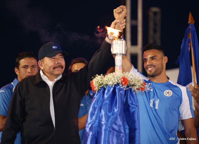 Presidente Daniel recibe de la selección nicaragüense de fútbol la Antorcha de la Independencia y la Unidad Centroamericana