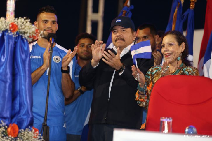 Presidente Daniel recibe de la selección nicaragüense de fútbol la Antorcha de la Independencia y la Unidad Centroamericana