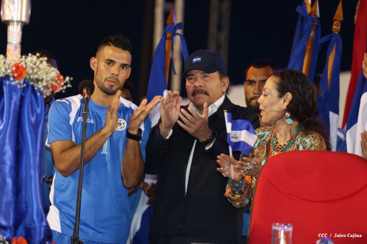 Presidente Daniel recibe de la selección nicaragüense de fútbol la Antorcha de la Independencia y la Unidad Centroamericana