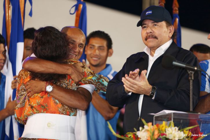 Presidente Daniel recibe de la selección nicaragüense de fútbol la Antorcha de la Independencia y la Unidad Centroamericana