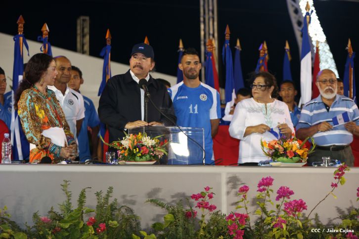 Presidente Daniel recibe de la selección nicaragüense de fútbol la Antorcha de la Independencia y la Unidad Centroamericana