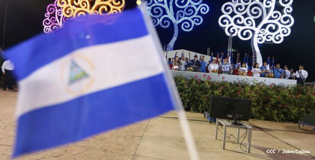 Presidente Daniel recibe de la selección nicaragüense de fútbol la Antorcha de la Independencia y la Unidad Centroamericana