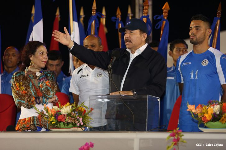 Presidente Daniel recibe de la selección nicaragüense de fútbol la Antorcha de la Independencia y la Unidad Centroamericana