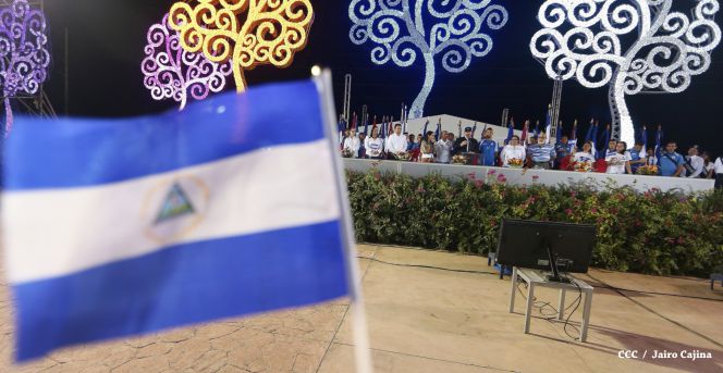 Presidente Daniel recibe de la selección nicaragüense de fútbol la Antorcha de la Independencia y la Unidad Centroamericana