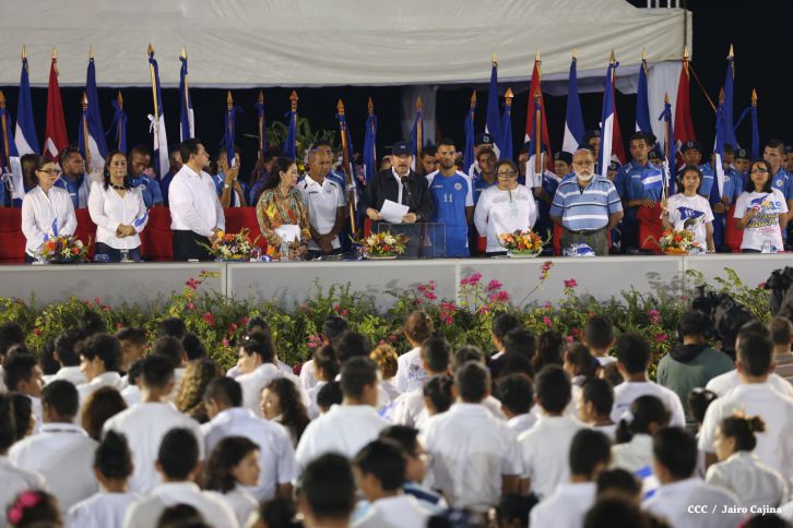 Presidente Daniel recibe de la selección nicaragüense de fútbol la Antorcha de la Independencia y la Unidad Centroamericana