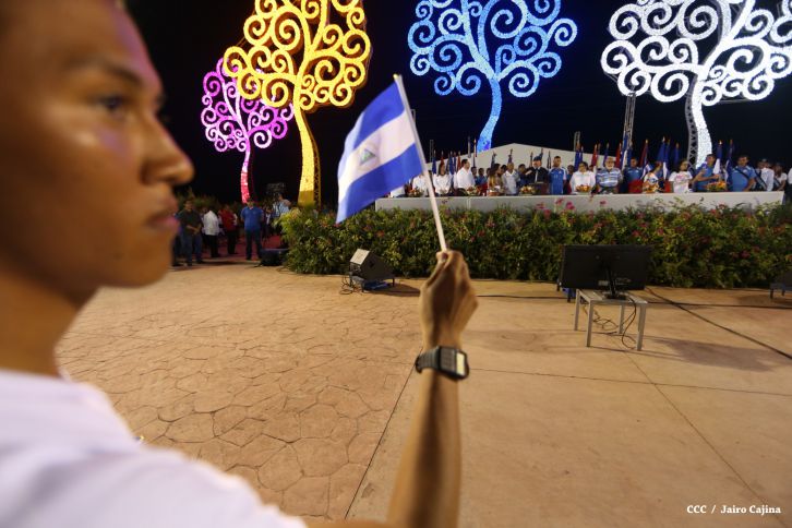 Presidente Daniel recibe de la selección nicaragüense de fútbol la Antorcha de la Independencia y la Unidad Centroamericana
