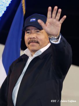 Presidente Daniel recibe de la selección nicaragüense de fútbol la Antorcha de la Independencia y la Unidad Centroamericana