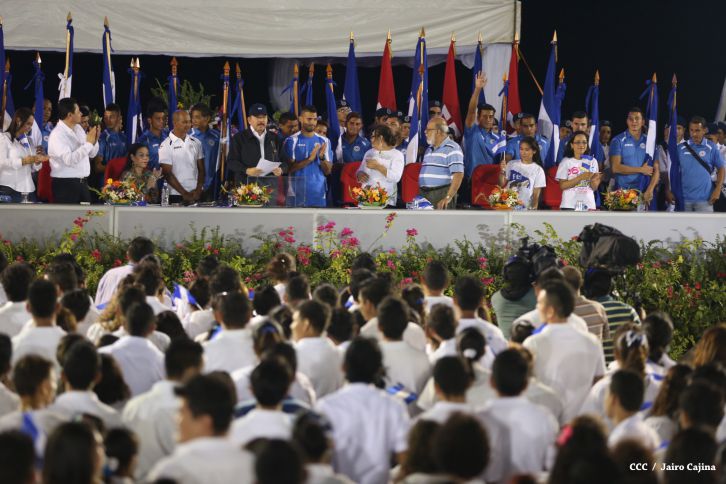 Presidente Daniel recibe de la selección nicaragüense de fútbol la Antorcha de la Independencia y la Unidad Centroamericana