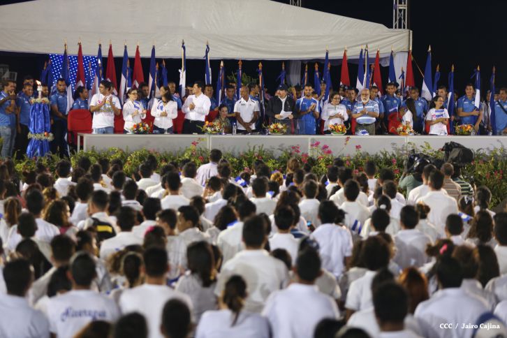 Presidente Daniel recibe de la selección nicaragüense de fútbol la Antorcha de la Independencia y la Unidad Centroamericana