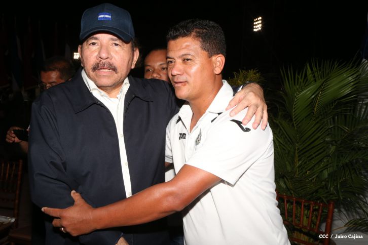 Presidente Daniel recibe de la selección nicaragüense de fútbol la Antorcha de la Independencia y la Unidad Centroamericana